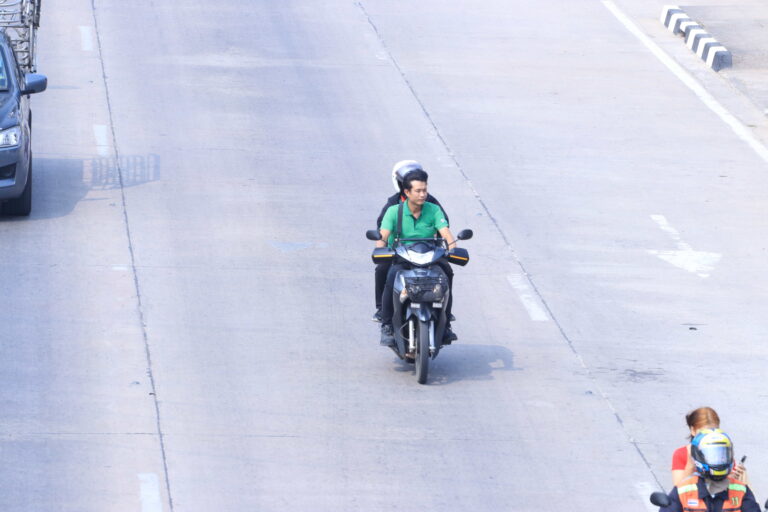 ဆိုင်ကယ် ကယ်ရီခ ဈေးပိုတောင်းခံနေရပြီလား?