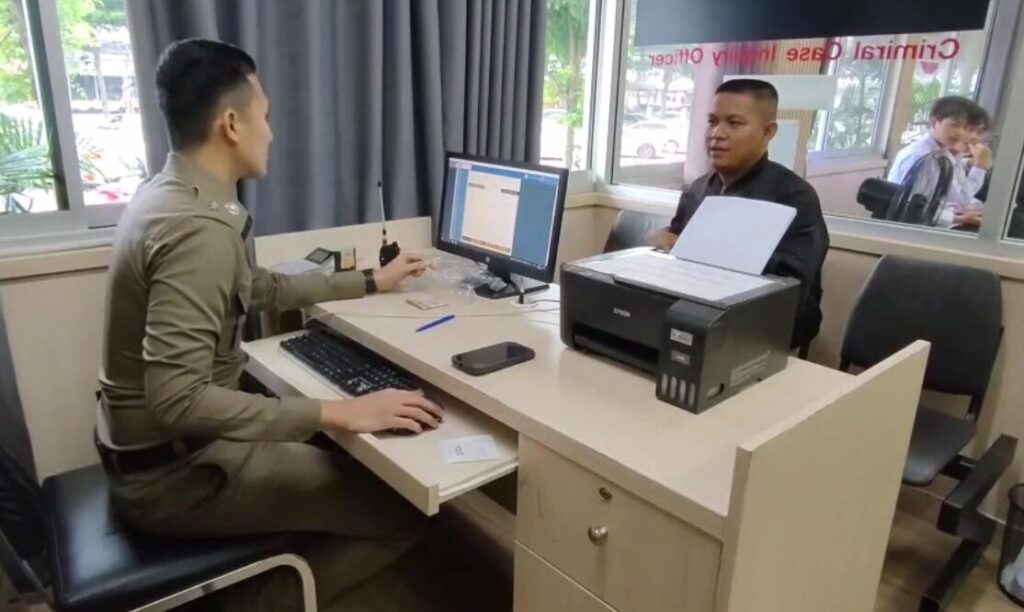 ဘတ် ၉,၀၀၀ ကောက်ရပေမယ့် ပိုင်ရှင် အခက်အခဲ ဖြစ်မှာစိုးလို့ ရဲစခန်းသို့ သွားအပ်တဲ့ ထိုင်းစစ်သား