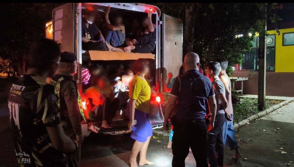 ကားနှစ်စီးနဲ့ အပြည့်တင်ဆောင်လာတဲ့ အထောက်ထားမဲ့ မြန်မာလုပ်သား ၇၁ ဦး တာ့ခ်ခရိုင်မှာ အဖမ်းခံရ