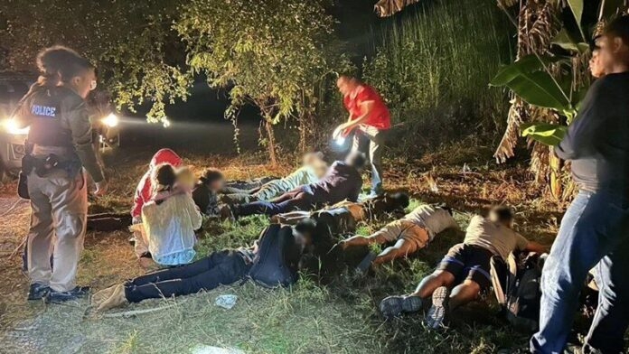 စက်ရုံအလုပ်ရမည်ဆိုကာ ခေါ်လာသည့် လူခေါ်ပွဲစားက တောထဲမှာ စွန့်ပစ်ခဲ့တာကြောင့် မြန်မာလုပ်သား ၁၅ ဦး အဖမ်းခံရ