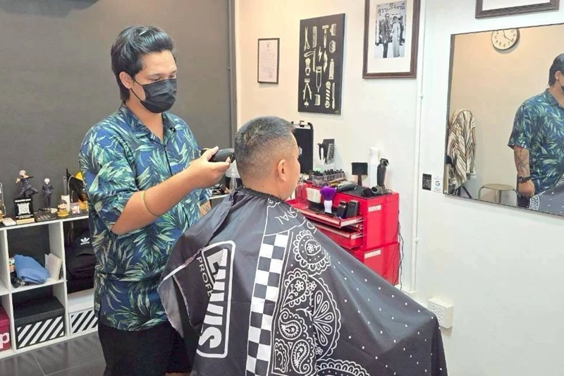 မြန်မာလူငယ် ဆံပင်ညှပ်ဆရာ ၁ ဦးကို စူရတ်ဌာနီခရိုင် လူဝင်မှုကြီးကြပ်ရေးရဲတွေက ဖောက်သည်ဟန်ဆောင်ကာ ဝင်ရောက်ဖမ်းဆီး